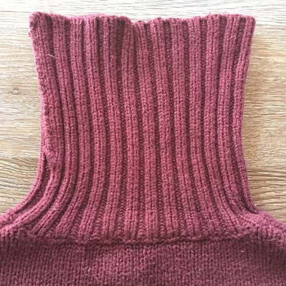 Old Navy Turtle Neck Sweater Women’s Size Medium Maroon Oversized High Low - Picture 5 of 6
